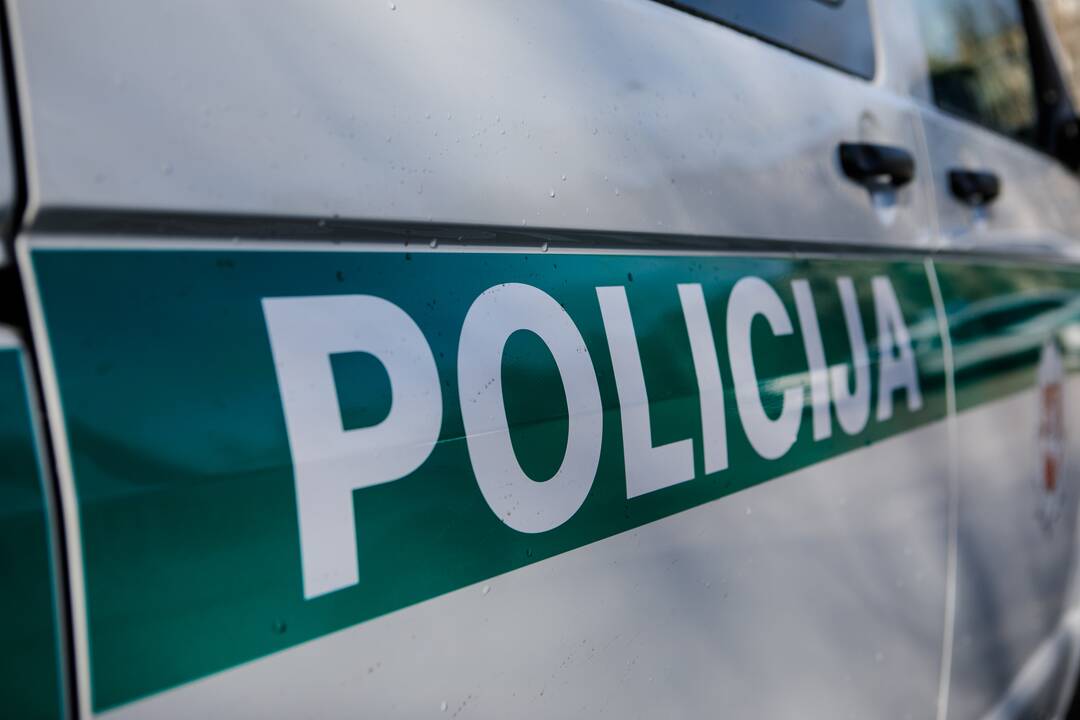 Magistralėje ties Vieviu neblaivus vairuotojas trenkėsi į kitą mašiną ir kelio atitvarus