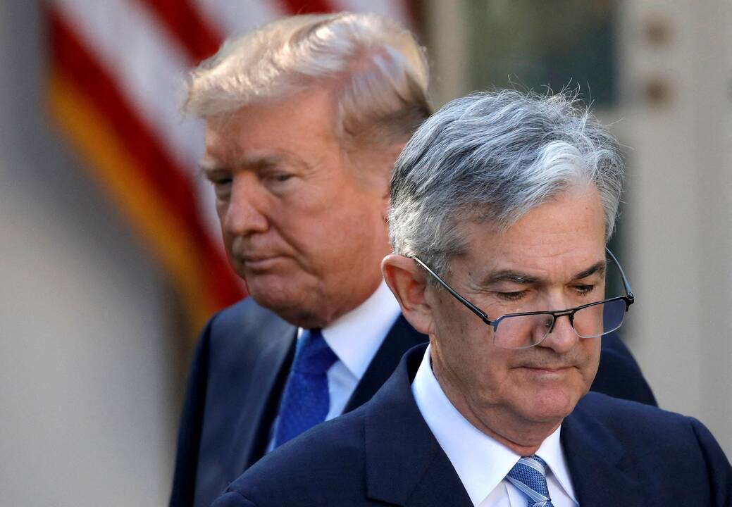 Trumpas susitiko su FED vadovu, kuri yra išvadinęs „kvailiu“