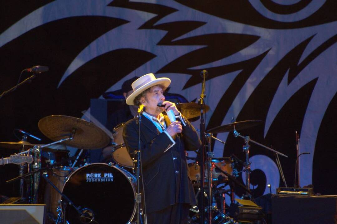 1941 – gimė pop žvaigždė Bobas Dylanas (Bobas Dilanas) – Robertas Zimmermanas (Robertas Cimermanas).