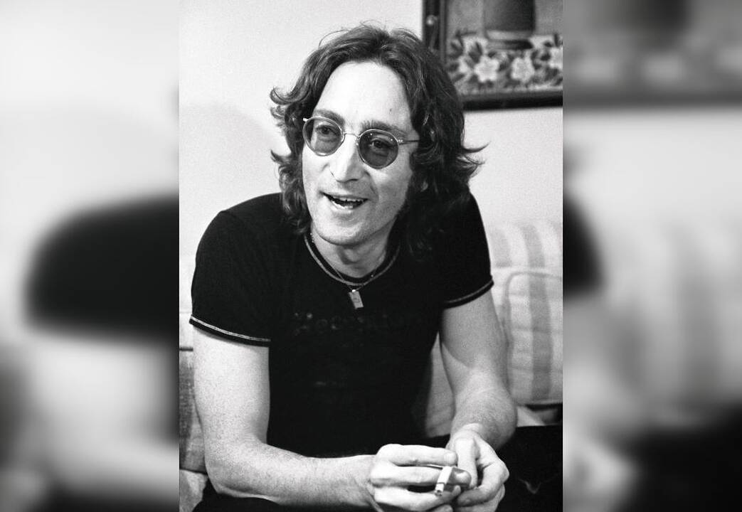 1940 — gimė „Beatles“ grupės narys John Lennon (Džonas Lenonas). Mirė 1980 m.