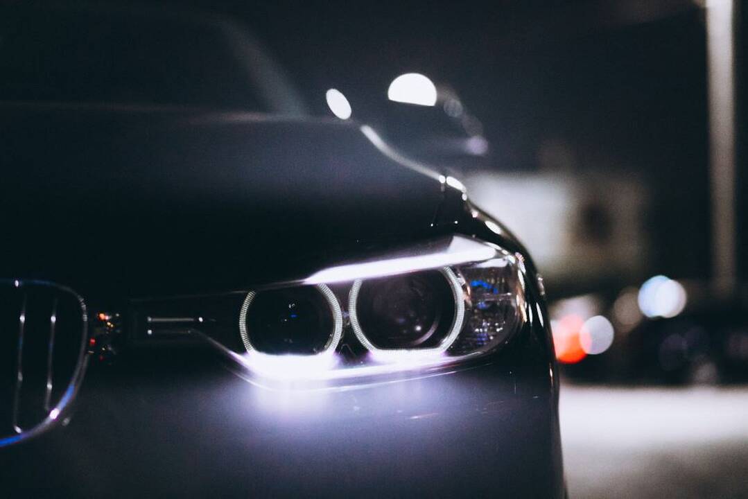 Už dokumento padirbimą, siekiant išvengti BMW konfiskacijos, teismas skyrė pinigines baudas