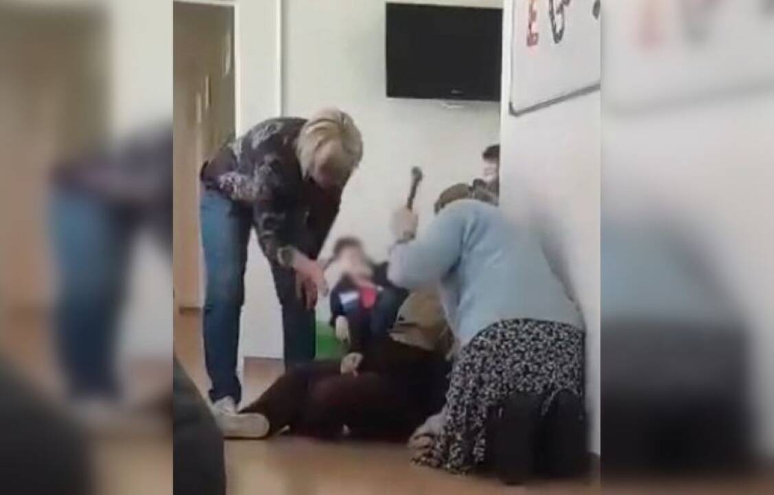 Užfiksavo: vienos darbuotojos rankose matyti plaktukas, juo buvo siekiama sureguliuoti neįgaliojo vežimėlį