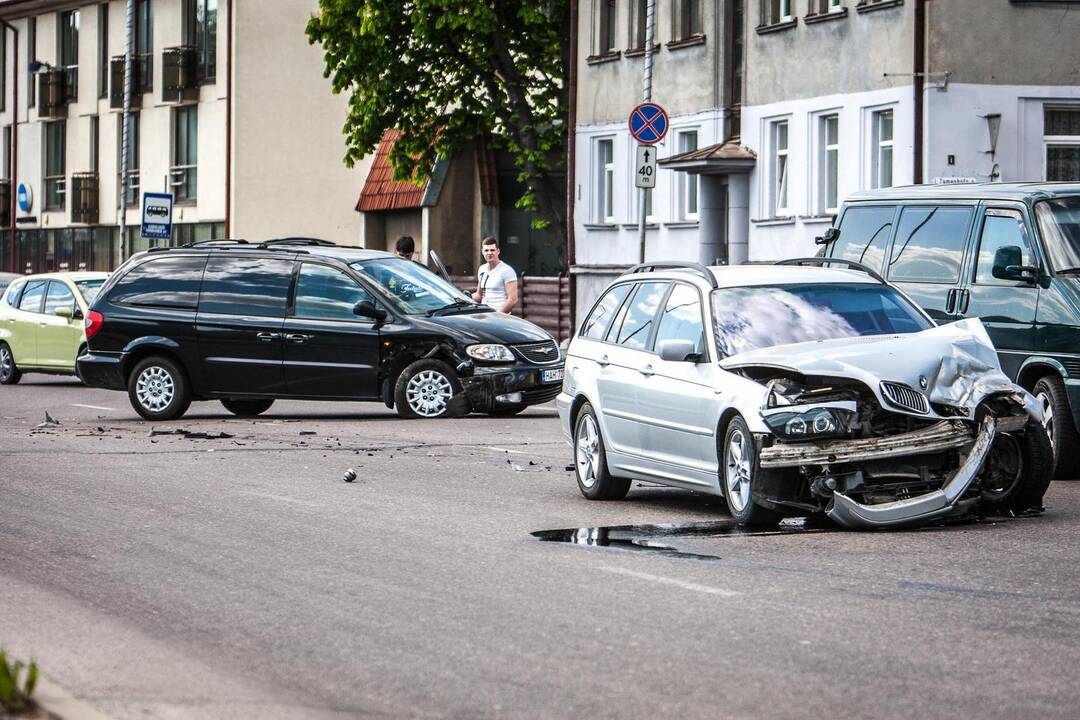 Dvi avarijos Karaliaus Mindaugo prospekte