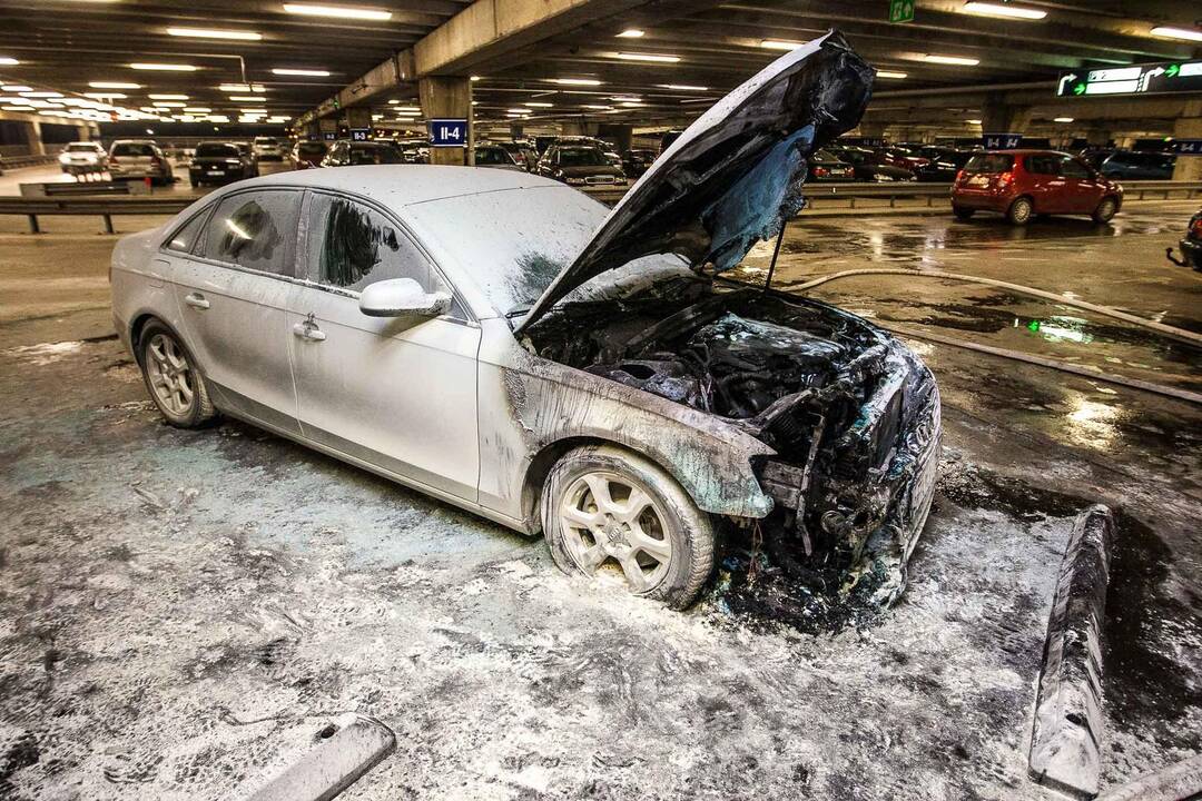 "Akropolio" automobilių aikštelėje degė automobilis