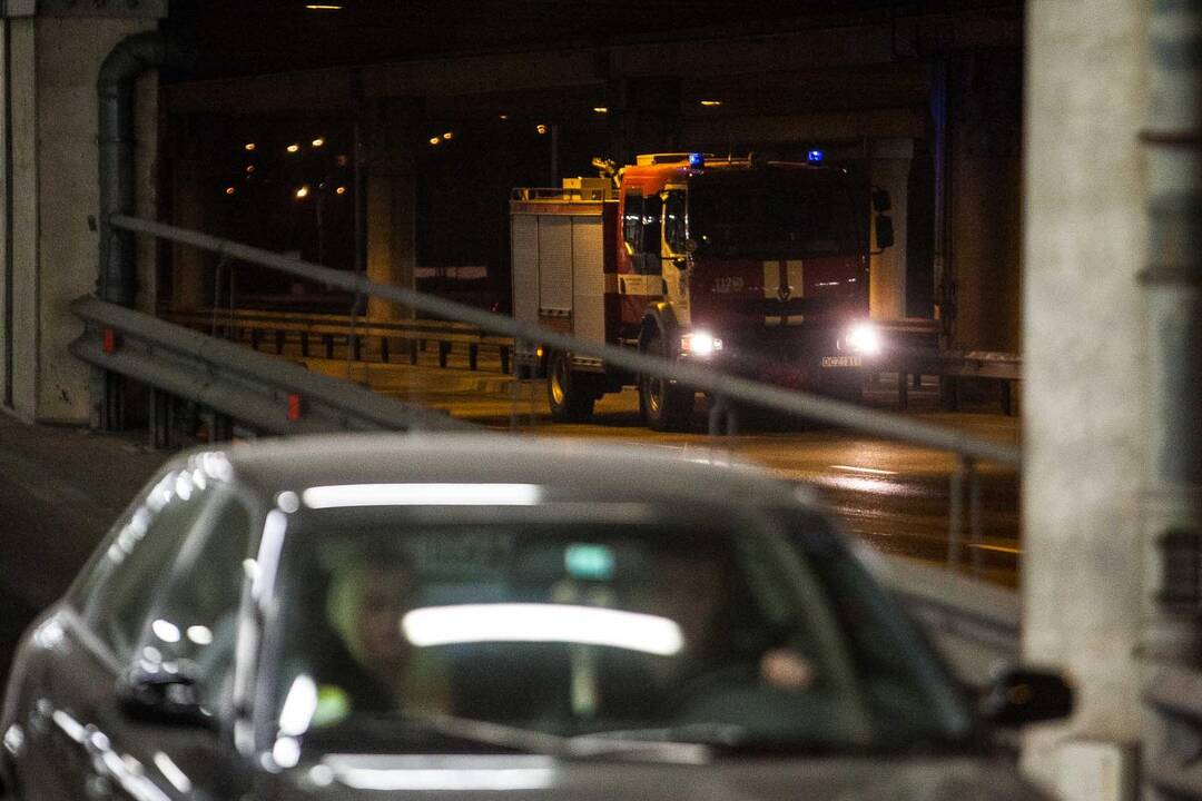 "Akropolio" automobilių aikštelėje degė automobilis