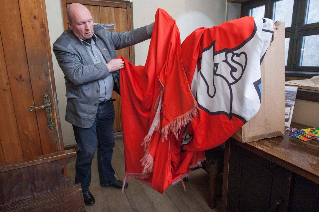 Pakeista suplyšusi vėliava prie Kauno pilies