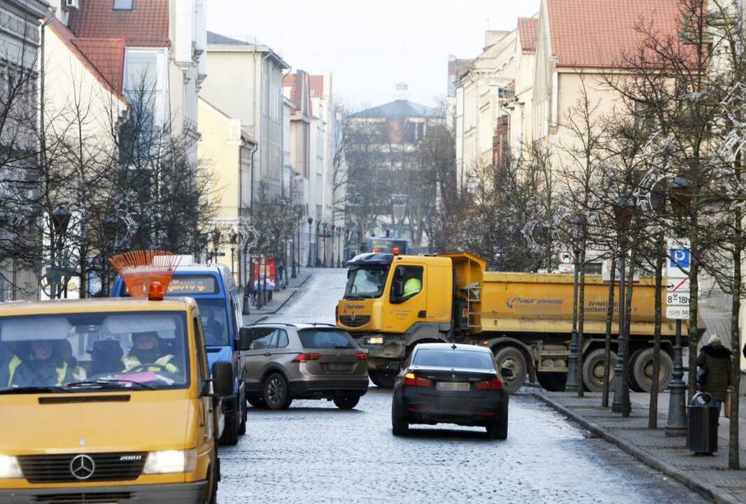 Vibracija: dėl autobusų, sunkiasvorių automobilių, mikroautobusų keliamo triukšmo senamiestyje esą net sienos dreba.