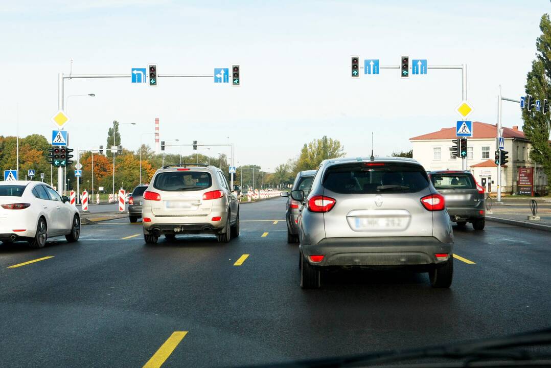 Pabaigs: kelininkai per šią savaitę turėtų pakloti viršutinį asfalto sluoksnį vadinamojoje Sendvario žiedinėje sankryžoje.