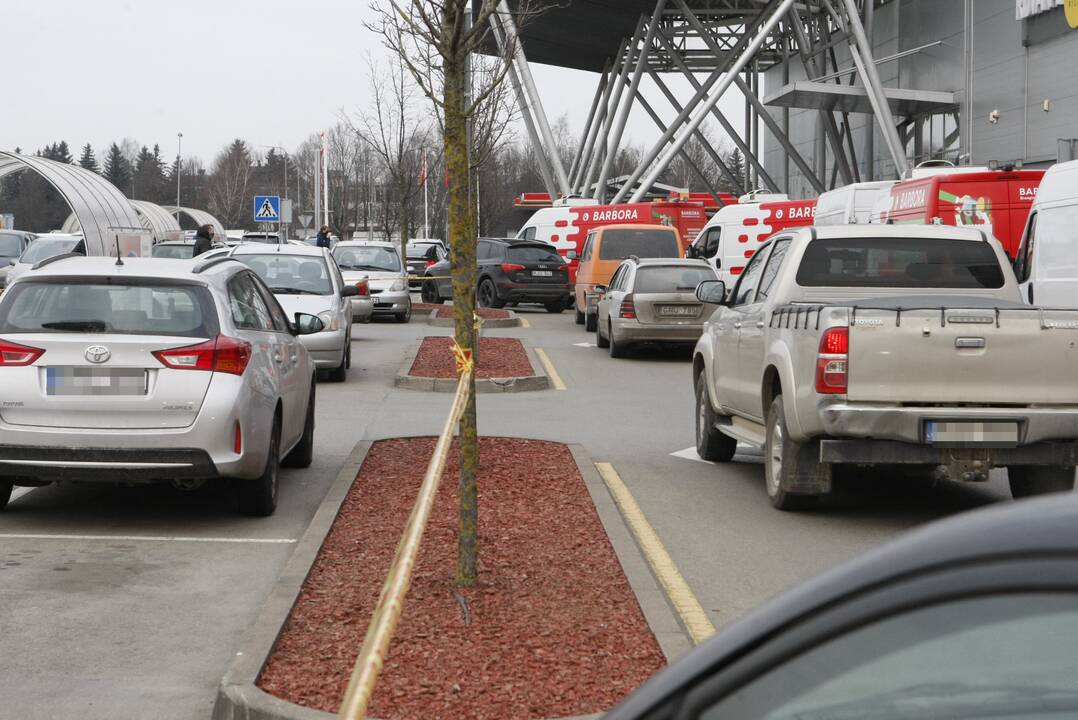 Situacija: prekybos centro "Akropolis" automobilių stovėjimo aikštelėje vidurdienį buvo laisvų vietų.