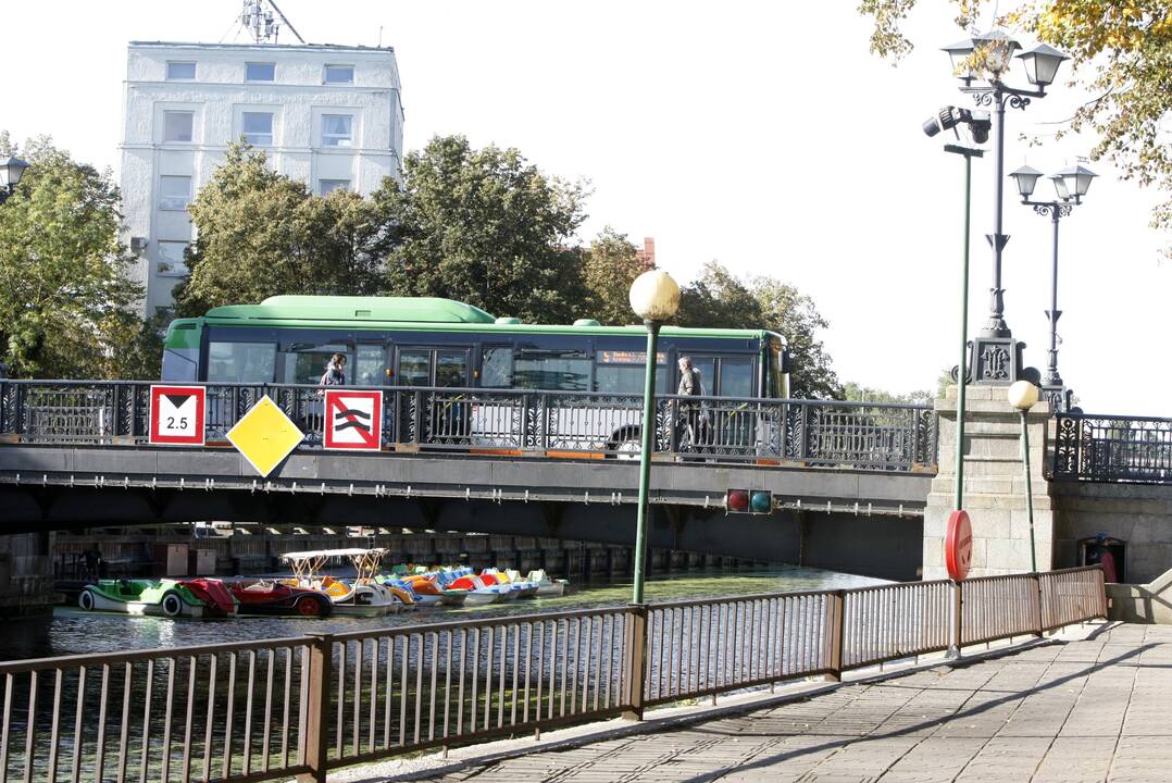 Patarimas: ateityje tiltu rekomenduojama naudotis tik pėstiesiems ir lengviesiems automobiliams.