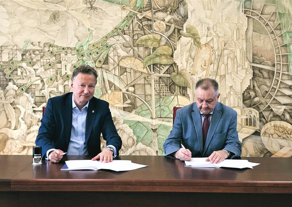 Partnerystė: šiomis dienomis Klaipėdos universiteto rektorius Artūras Razbadauskas ir Klaipėdos universitetinės ligoninės vyriausiasis gydytojas Vinsas Janušonis pasirašė bendradarbiavimo sutartį.
