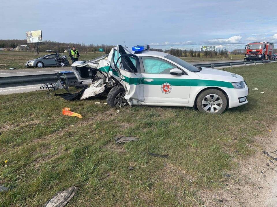 Byla: dėl avarijos, kurioje į policijos automobilį atsitrenkė klaipėdiečių šeimos mašina, verda aistros. Tyrimą nuspręsta nutraukti, tačiau nukentėjusieji pasiruošę bylinėtis iki galo.