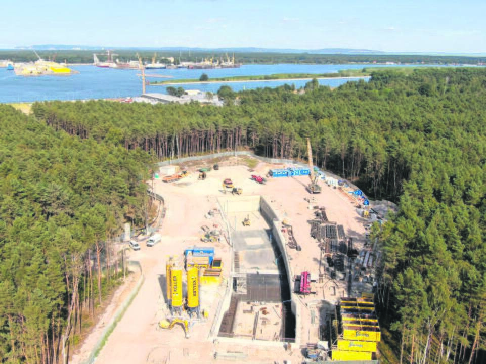 Paaukota: kelias į būsimąjį tunelį braunasi per miškus prie Svinoustjės.