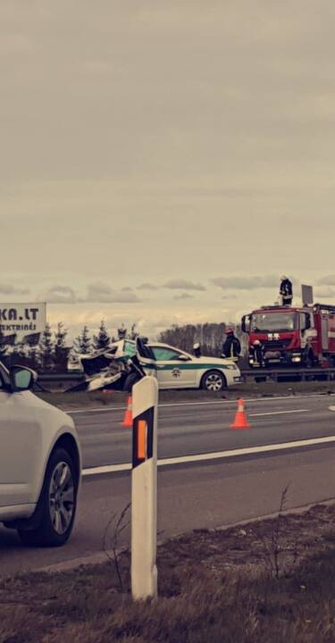 Byla: dėl avarijos, kurioje į policijos automobilį atsitrenkė klaipėdiečių šeimos mašina, verda aistros. Tyrimą nuspręsta nutraukti, tačiau nukentėjusieji pasiruošę bylinėtis iki galo.