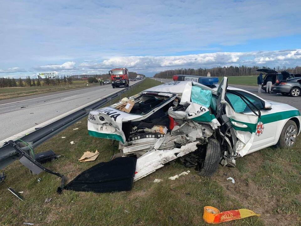 Byla: dėl avarijos, kurioje į policijos automobilį atsitrenkė klaipėdiečių šeimos mašina, verda aistros. Tyrimą nuspręsta nutraukti, tačiau nukentėjusieji pasiruošę bylinėtis iki galo.