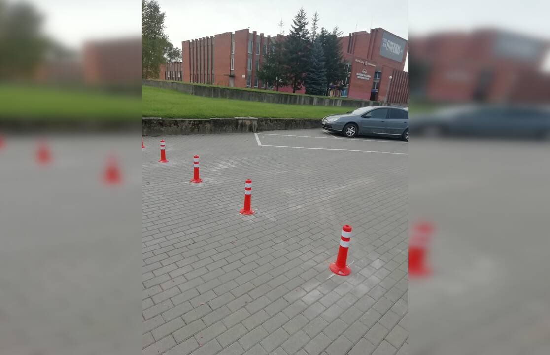 Sprendimas: eismo taisyklių pažeidėjus, važinėjančius šaligatviu prie Žvejų rūmų, nuspręsta stabdyti signaliniais stulpeliais.