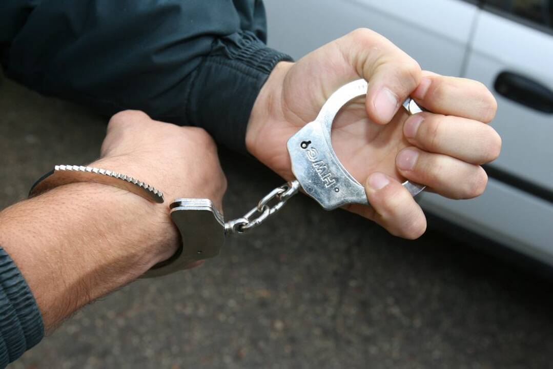 Per sulaikymą Biržų rajone nukentėjo įtariamasis ir policininkas