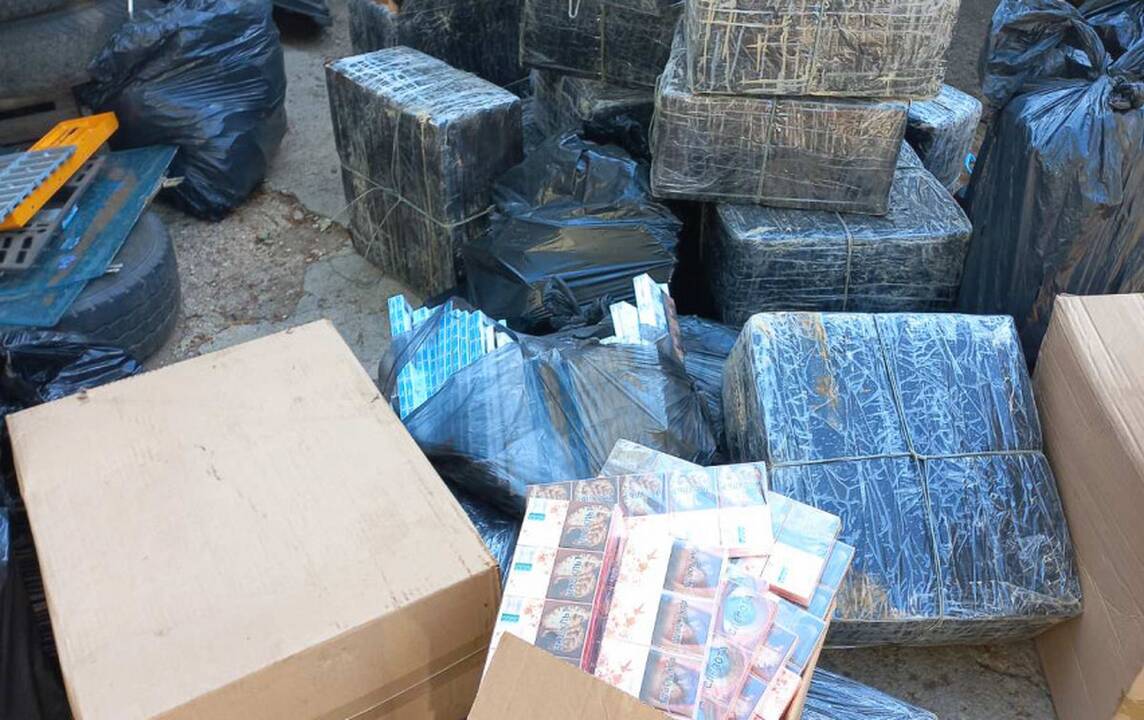 Išaiškintas prekybos kontrabandiniais gaminiais „taškas“: rasta per 15 tūkst. pakelių rūkalų