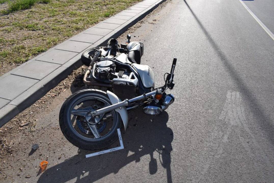 Automobilio ir motociklo susidūrimas: nukentėjo du žmonės, tarp jų – nepilnametis