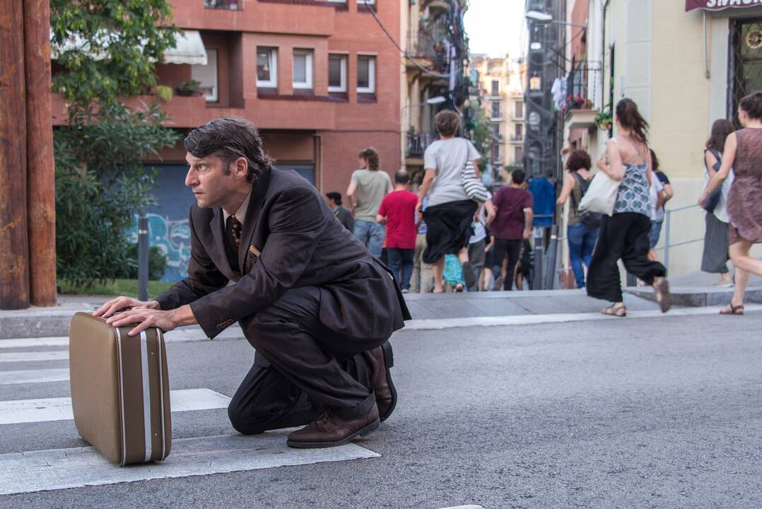 Kryptis: interaktyvus spektaklis kuriamas aktoriams kartu su savanoriais iš publikos ir auditorija keliaujant miesto gatvėmis. „Patys niekada nežinome, koks bus galutinis rezultatas“, – sako G.Shochatas.