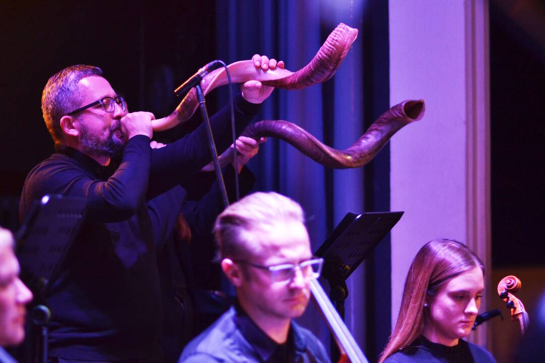 Mozaika: simfonija atliekama pasitelkus skirtingoms kultūroms atstovaujančius muzikos instrumentus.