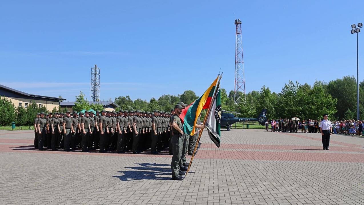 Diplomų įteikimas.