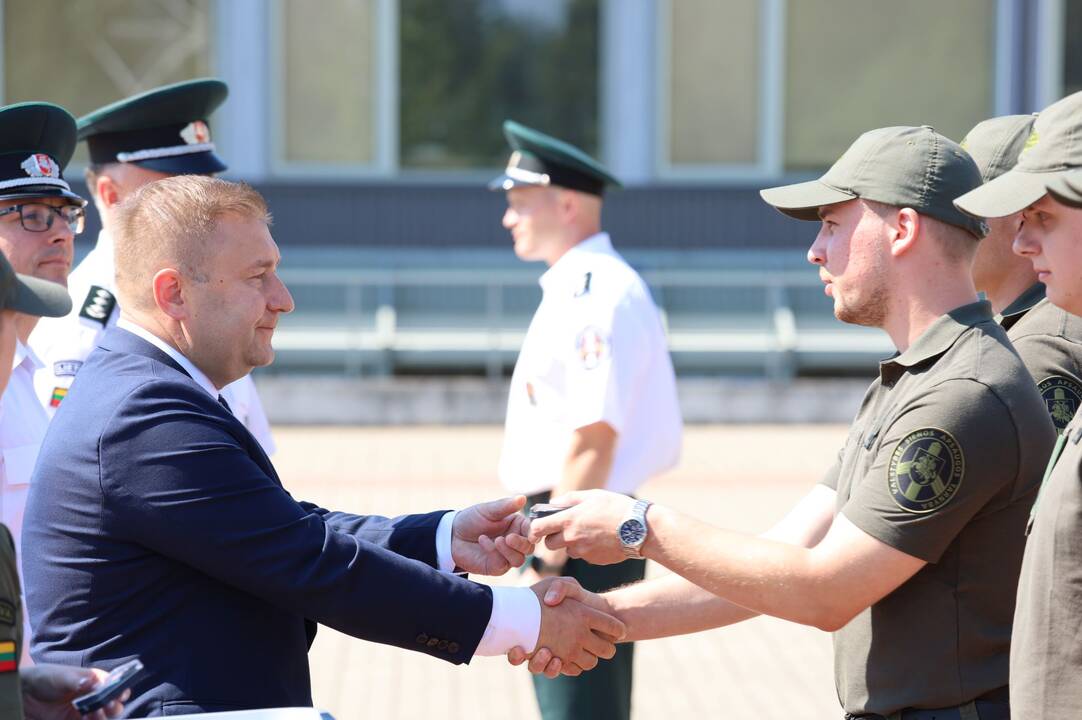 Diplomų įteikimas.