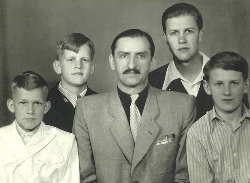 Kartos: V.Varčikas su savo klase 1983 m.