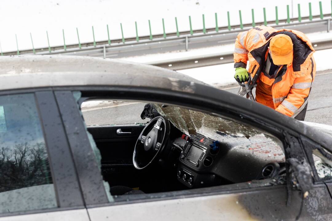 Vilniuje kelionės metu užsidegė automobilis
