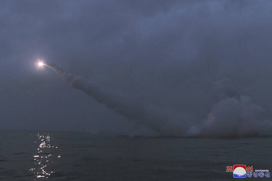 Iš povandeninio laivo paleista raketa prie Š. Korėjos krantų.