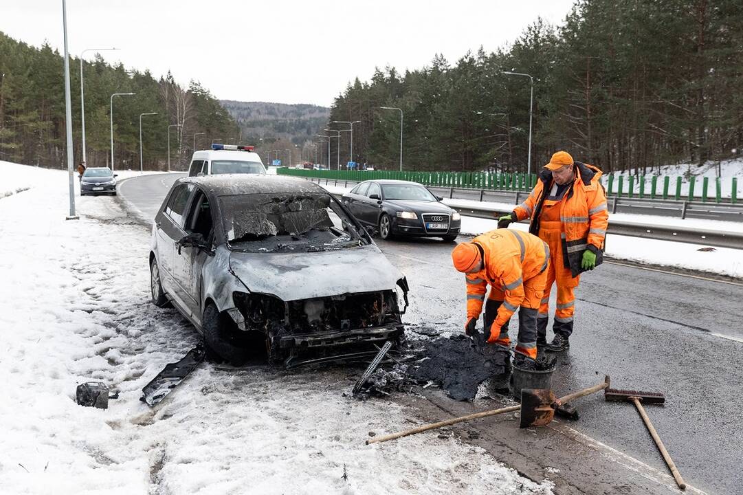 Vilniuje kelionės metu užsidegė automobilis