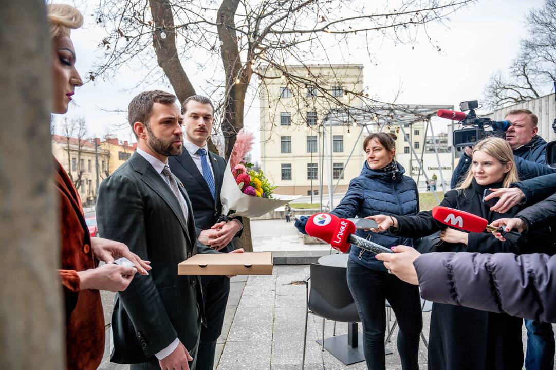 G. Nausėda Kaune susitiko su parašų loterijos nugalėtojais