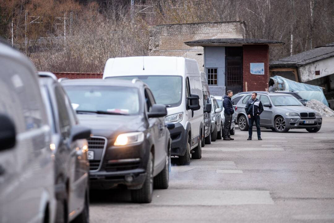 Pajudėjo automobilių kolona su parama Ukrainai