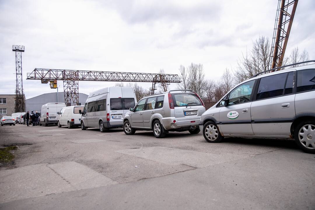Pajudėjo automobilių kolona su parama Ukrainai