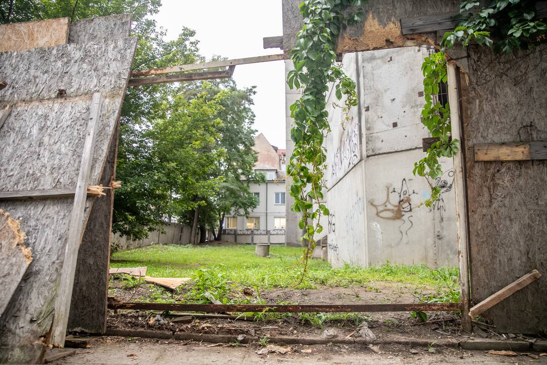 Kaune, nukritęs nuo apleisto pastato stogo, žuvo jaunuolis