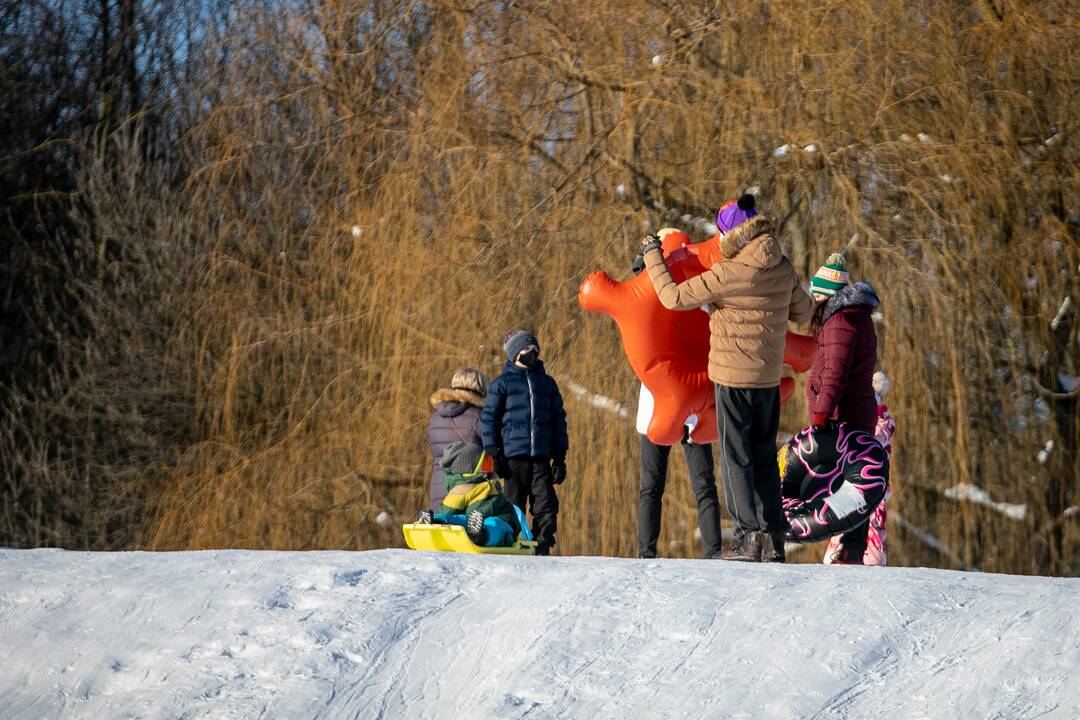 Kauniečiai mėgaujasi žiemos pramogomis