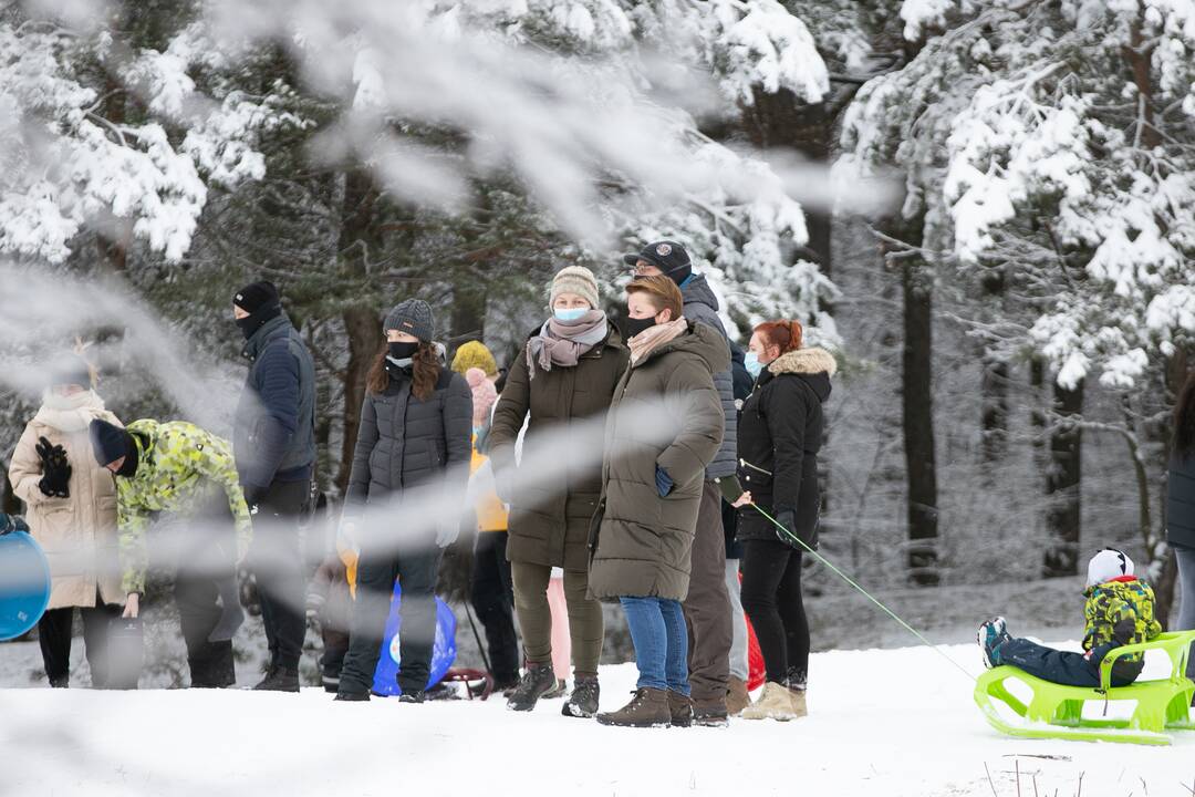 Su rogėmis ir čiuožynėmis kauniečiai šturmavo parkus ir miškus