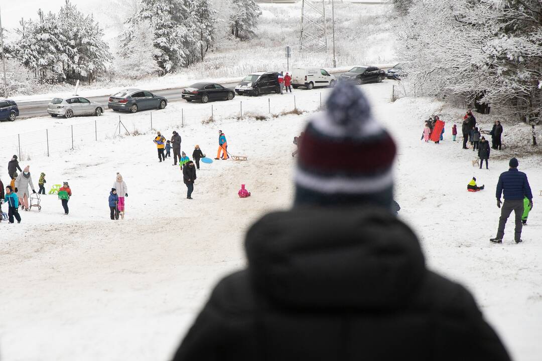 Su rogėmis ir čiuožynėmis kauniečiai šturmavo parkus ir miškus
