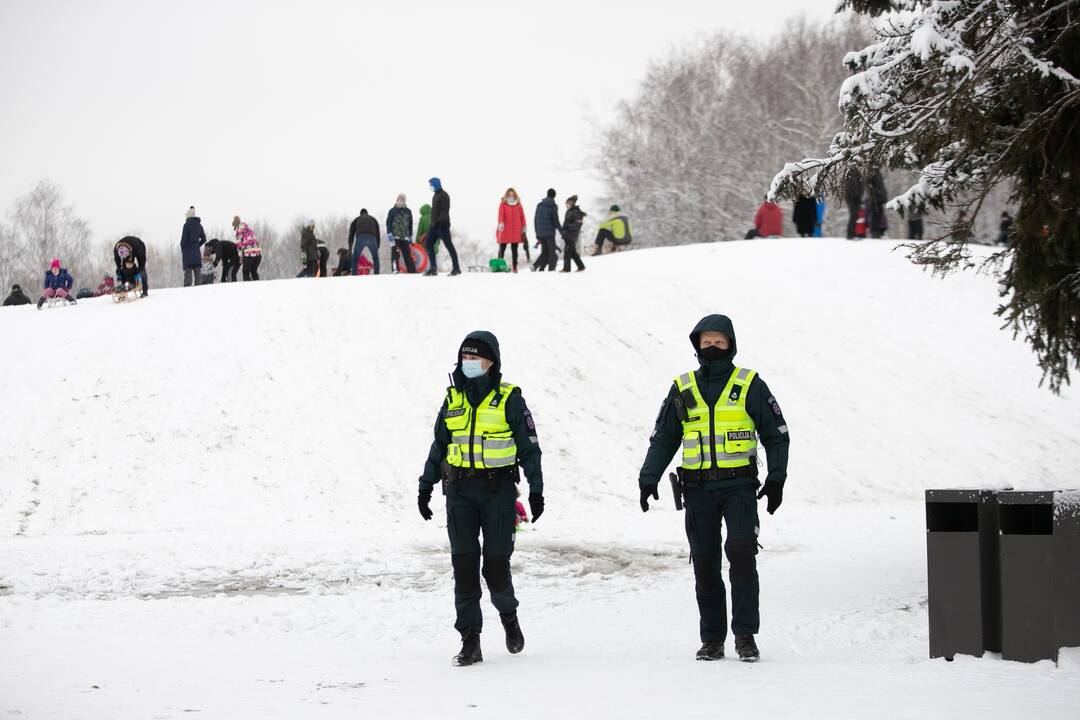 Su rogėmis ir čiuožynėmis kauniečiai šturmavo parkus ir miškus