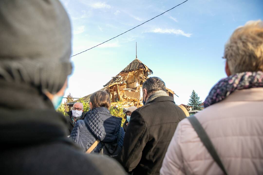 Žmonės susirinko pasirašyti peticiją dėl griaunamo Perkūno alėjos namo