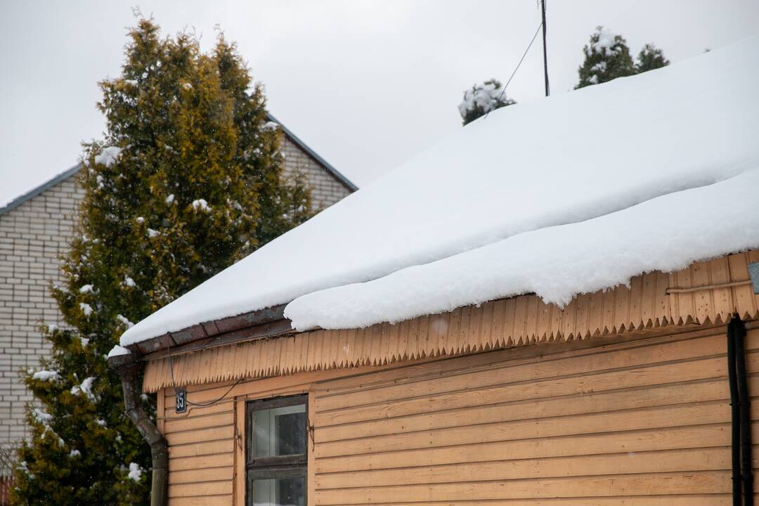 Gausus sniego sluoksnis padengė Kauno stogus