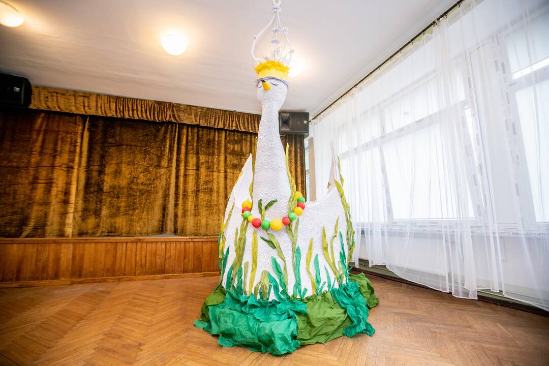 Mokinių origami gulbė pretenduoja į Lietuvos rekordų knygą