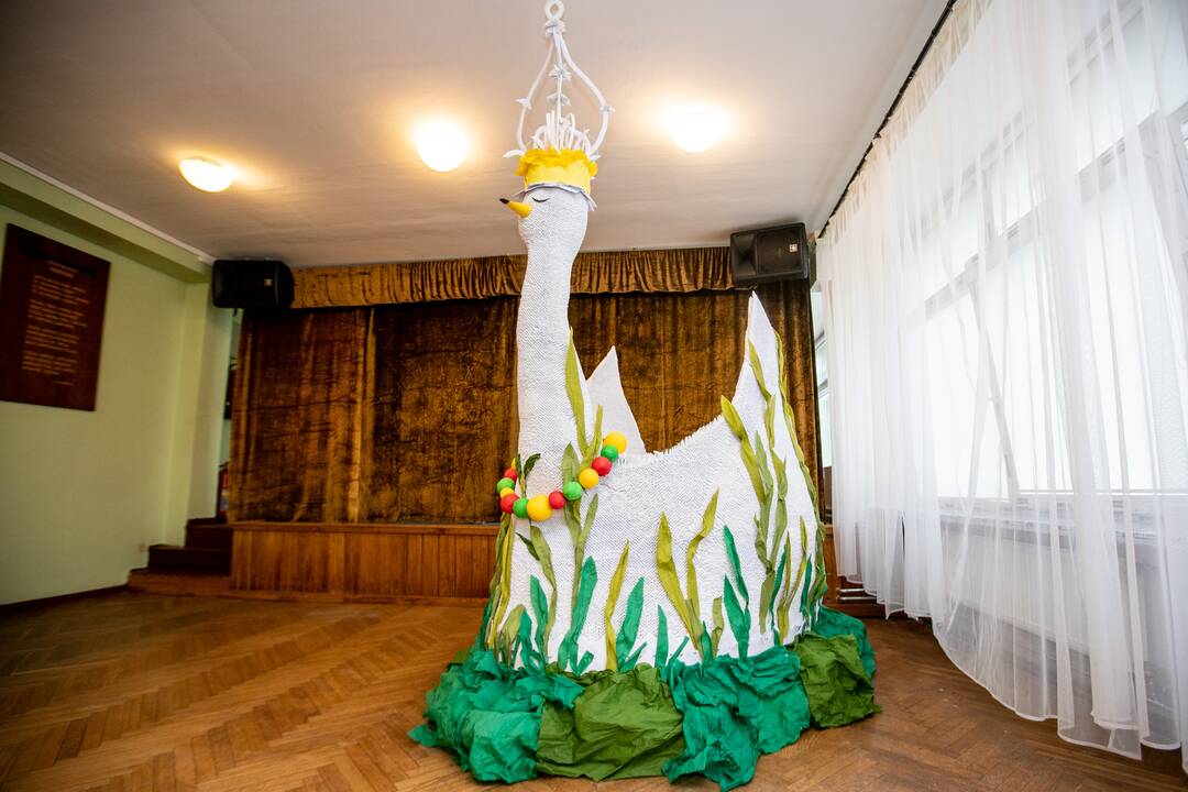 Mokinių origami gulbė pretenduoja į Lietuvos rekordų knygą