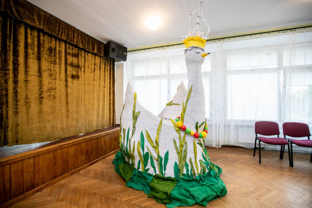 Mokinių origami gulbė pretenduoja į Lietuvos rekordų knygą