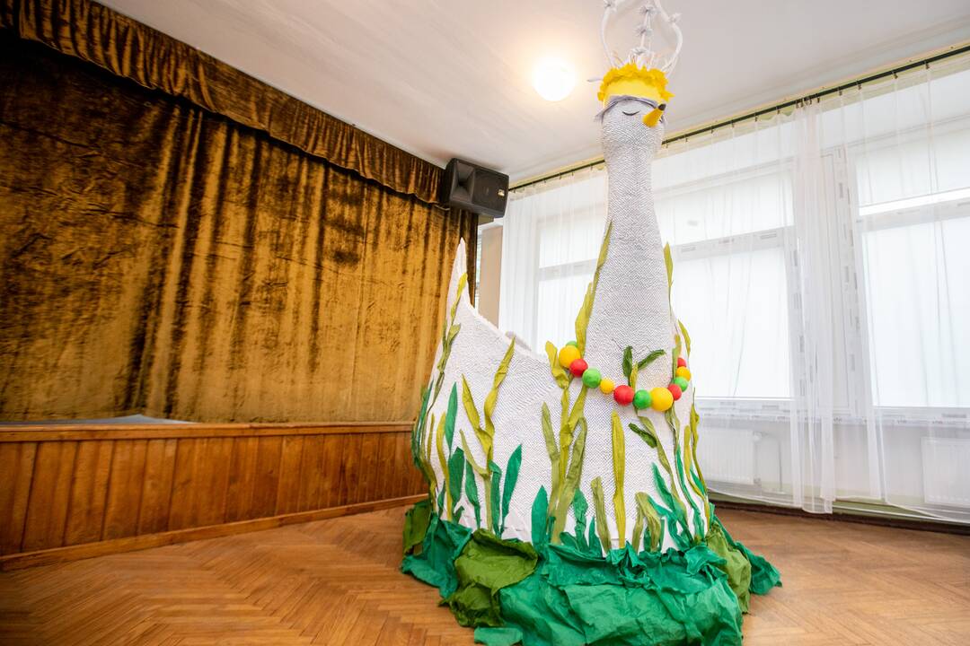 Mokinių origami gulbė pretenduoja į Lietuvos rekordų knygą
