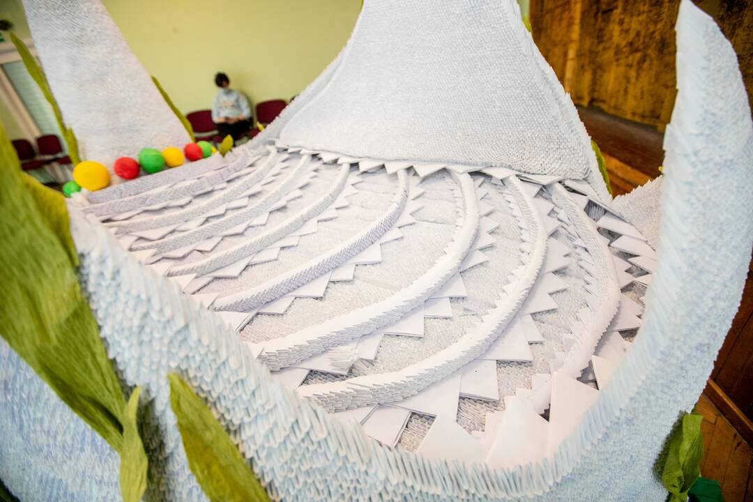 Mokinių origami gulbė pretenduoja į Lietuvos rekordų knygą