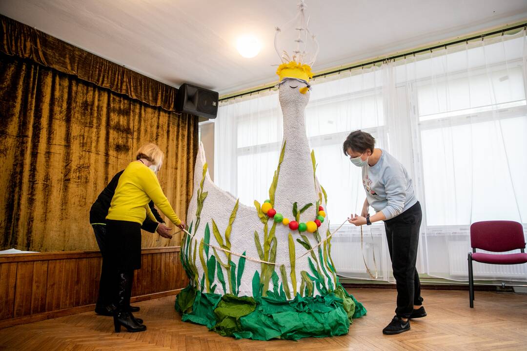 Mokinių origami gulbė pretenduoja į Lietuvos rekordų knygą