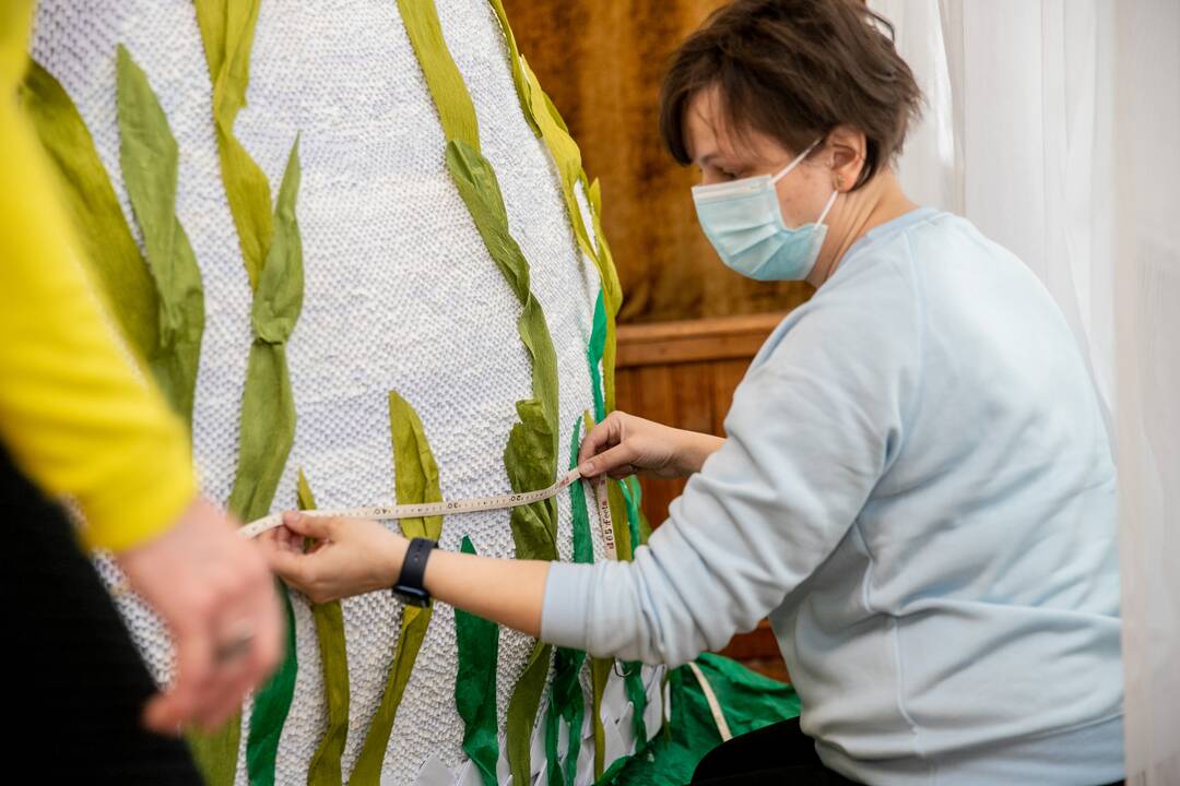Mokinių origami gulbė pretenduoja į Lietuvos rekordų knygą