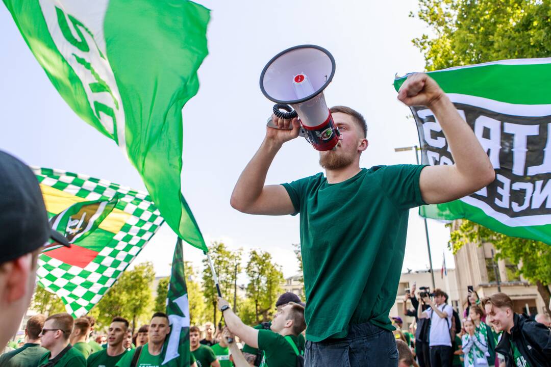 Krepšinio sirgaliai plūsta į areną