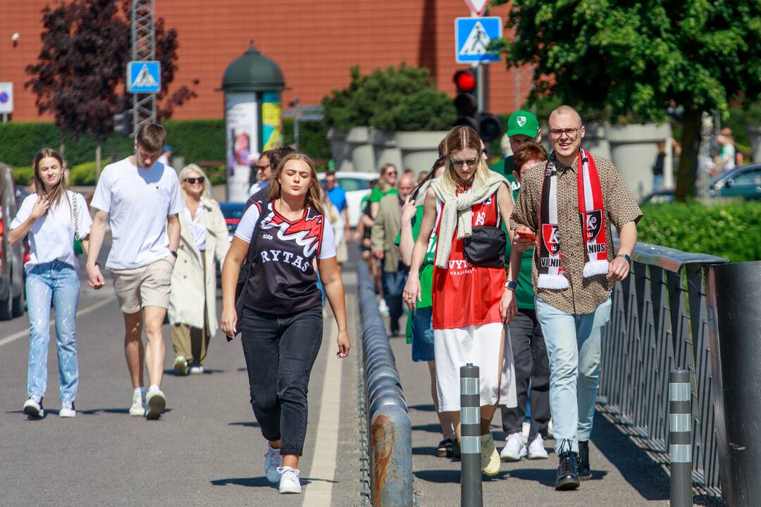 Krepšinio sirgaliai plūsta į areną